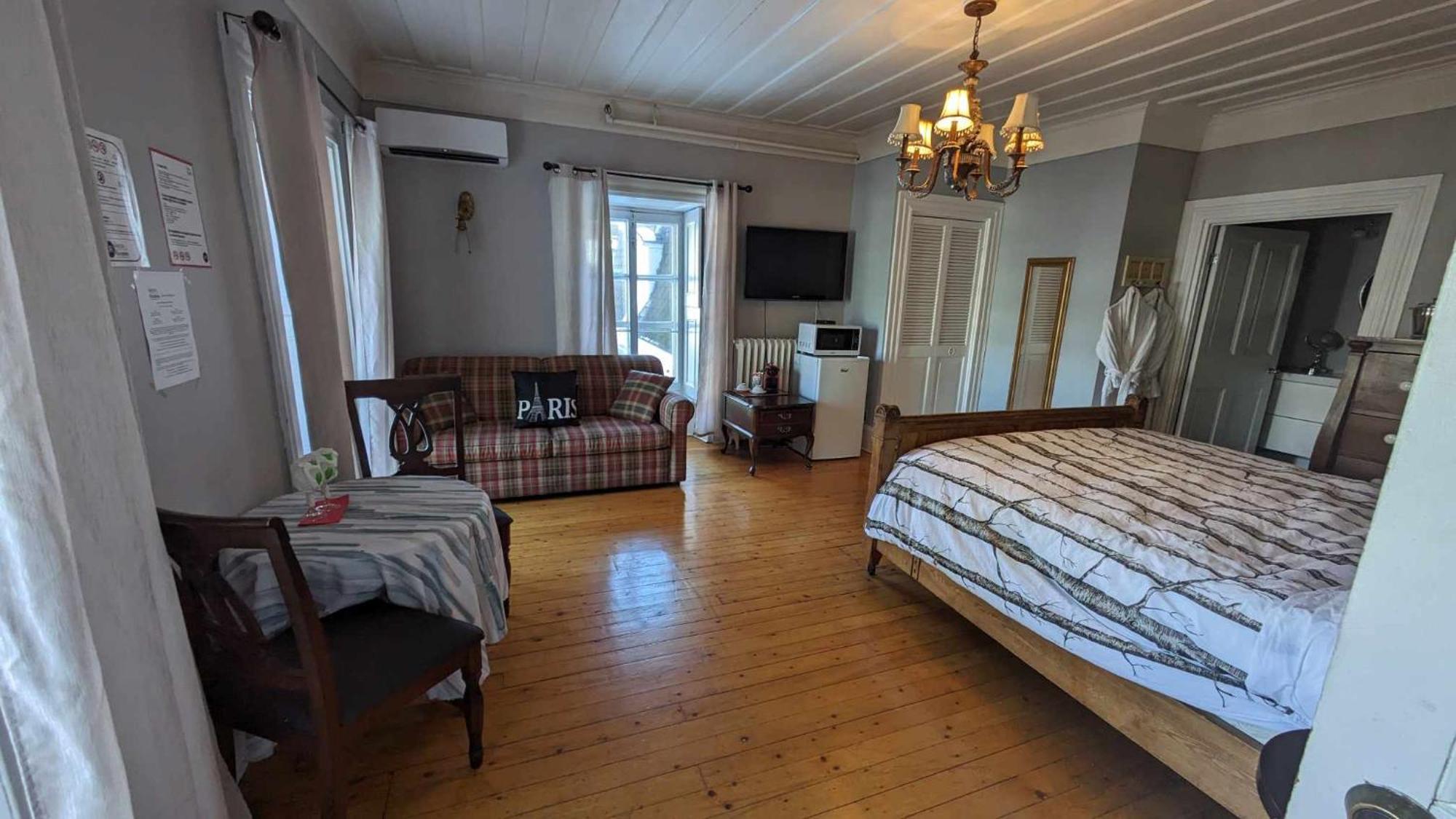 Inn La Maison Rousseau
