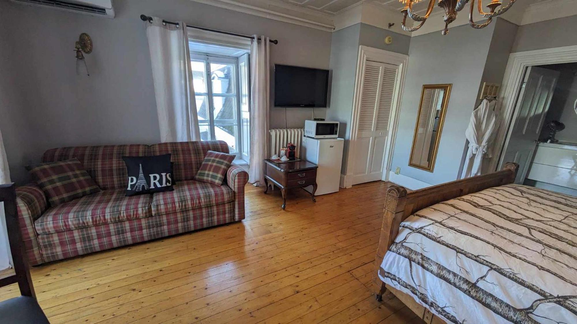 Inn La Maison Rousseau 3*
